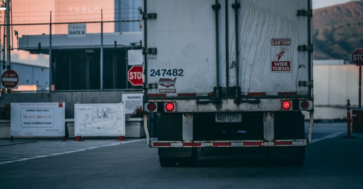 Towar pod kontrolą: jak zadbać o bezpieczny transport od magazynu do klienta
